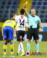 Schiedsrichter, Rene Eisner zeigt  Yusuf Otubanjo (Cashpoint SCR Altach) die gelbe Karte,